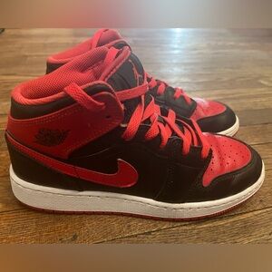 Nike Air Jordan 1 Mid Athletic Shoe Youth Size 6Y DQ8423-060 Black Red White